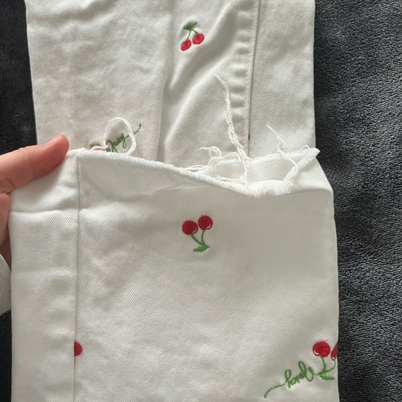 White juicy couture raw edge jeans with cherry embroidery pattern - Picture 6 of 10